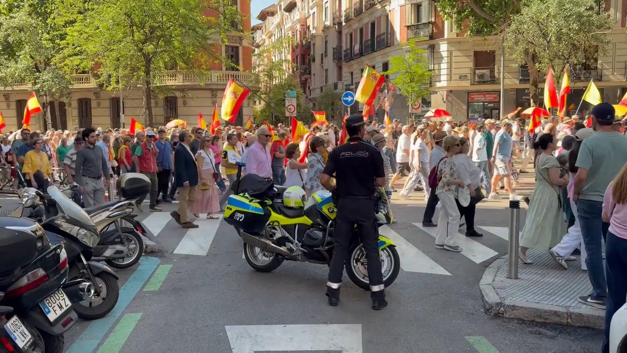 Video thumbnail for Spain: 20260523_Protest Demanding the Resignation of Spain's President of the Government Pedro Sanchez _ h199_001.