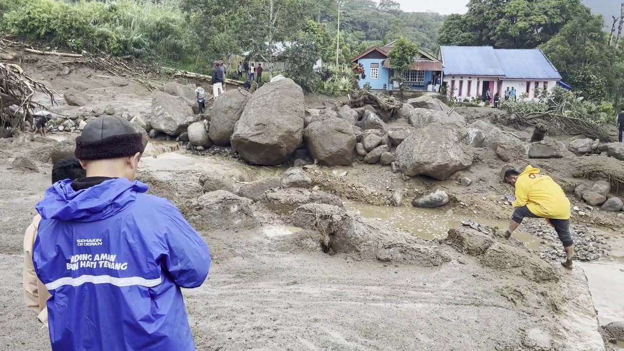 Video thumbnail for Indonesia: Flash Flood Kills One, Injures Four in West Sumatra.