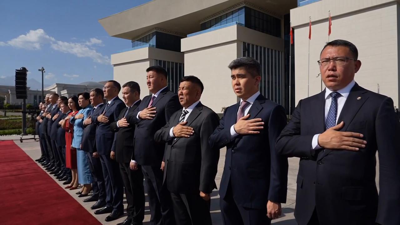 Video thumbnail for Kyrgyzstan: China's Xi arrives in Kyrgyzstan for SCO summit and state visit.