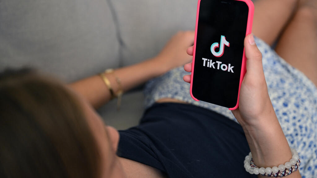 Video thumbnail for 'It has to work': France nears approval of under-15 social media ban