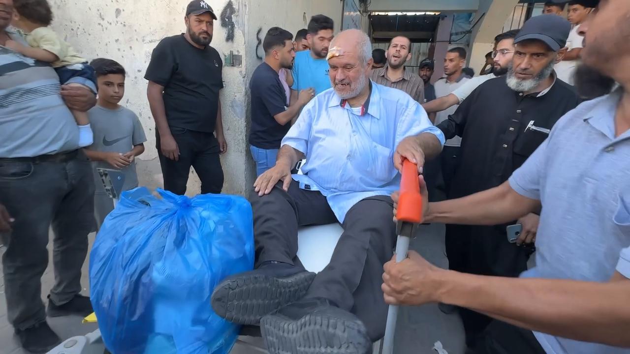 Video thumbnail for Israel releases 16 Palestinian detainees through Karem Abu Salem crossing.