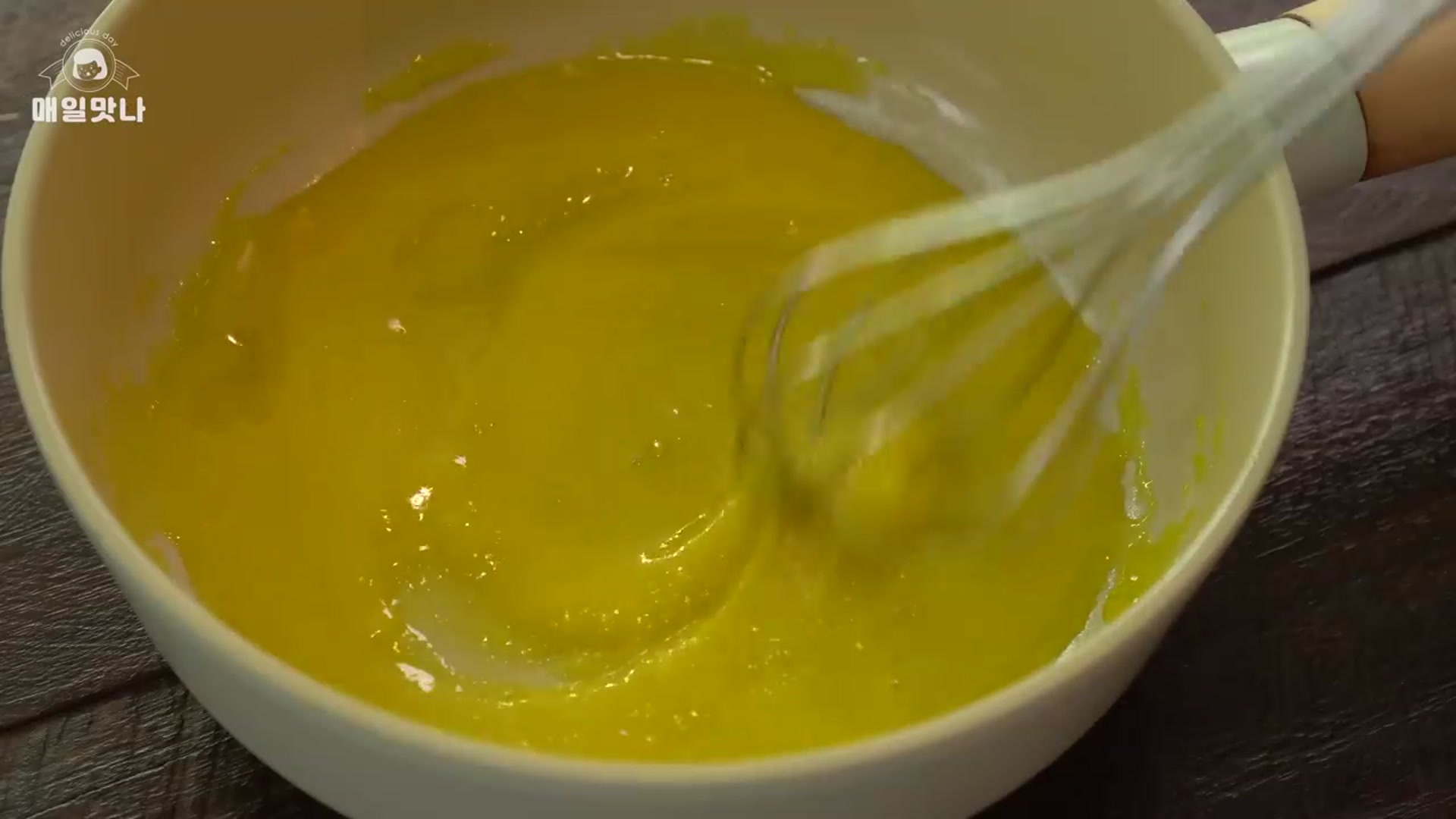 Video thumbnail for 만두피가 파이가 되는 기적의 레시피    대박 맛있는 슈크림만두    커스터드만두    Custard Dumplings    Easy Custard Pie(720P HD)