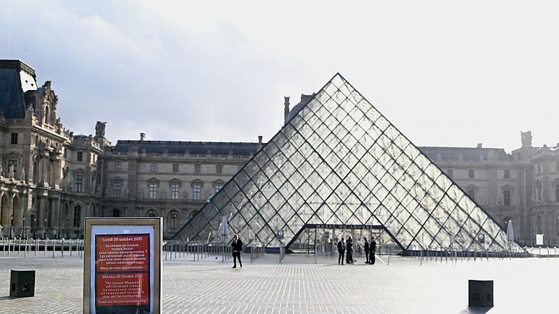 'Video thumbnail for Louvre Museum closes after daring daylight jewel heist in Paris'