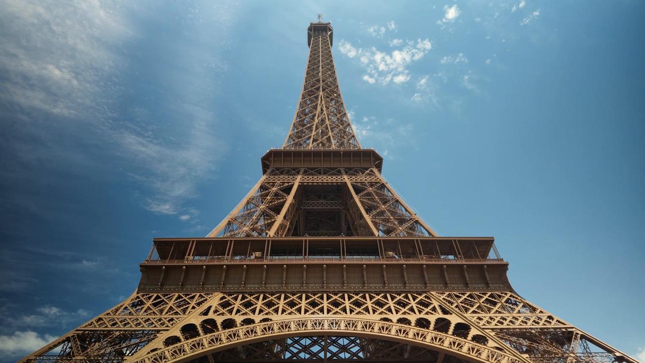 Video thumbnail for France: Eiffel Tower, Louvre close early over weekend due to extreme heat.