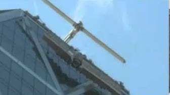 Video thumbnail for Homem preso por um andaime a 180 metros de altura