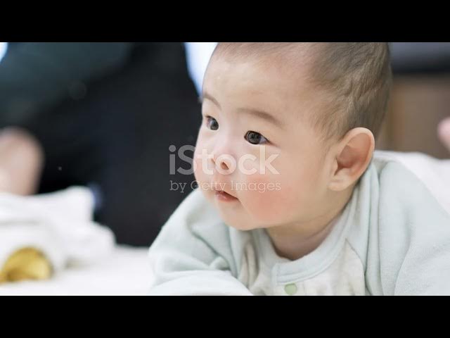 Video thumbnail for Wann und wie Babys laufen lernen  Tipps  und Tricks