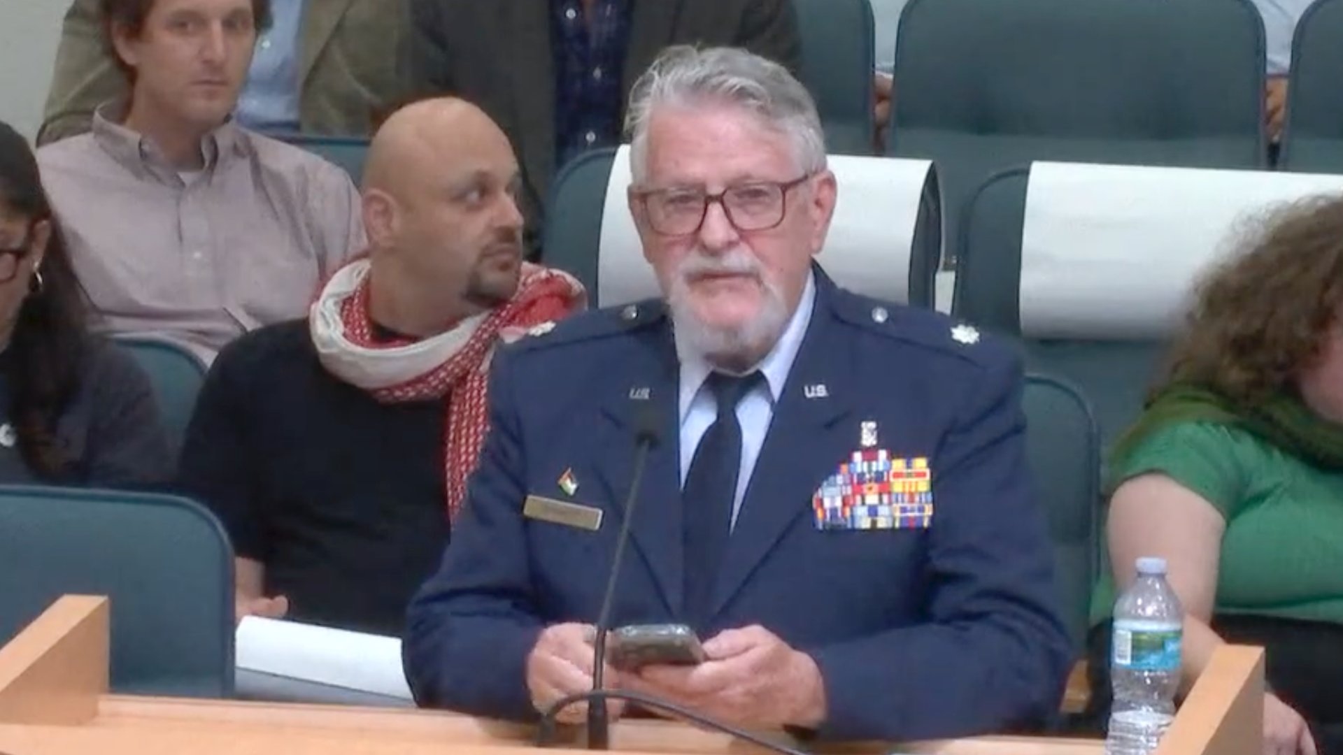 Video thumbnail for US Veteran told he is ‘embarrassing’ uniform over Israeli bonds stance