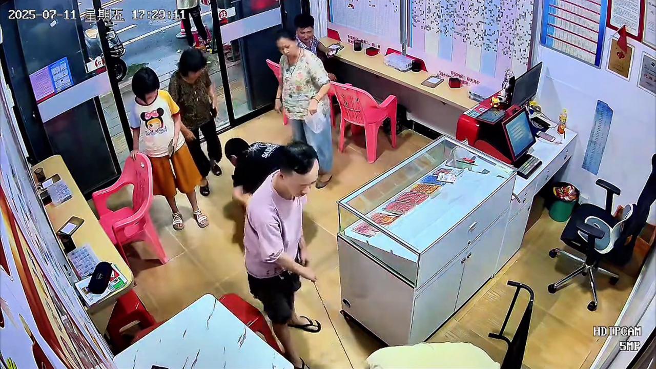 Video thumbnail for China: Chinese boy bravely protects dog during shop fight.