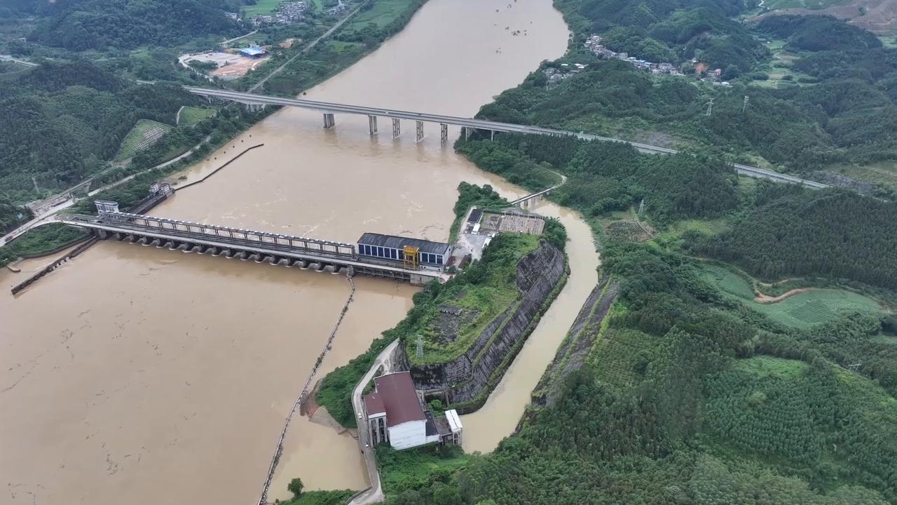 Video thumbnail for China: Fushi Hydropower Station Flood Discharge.