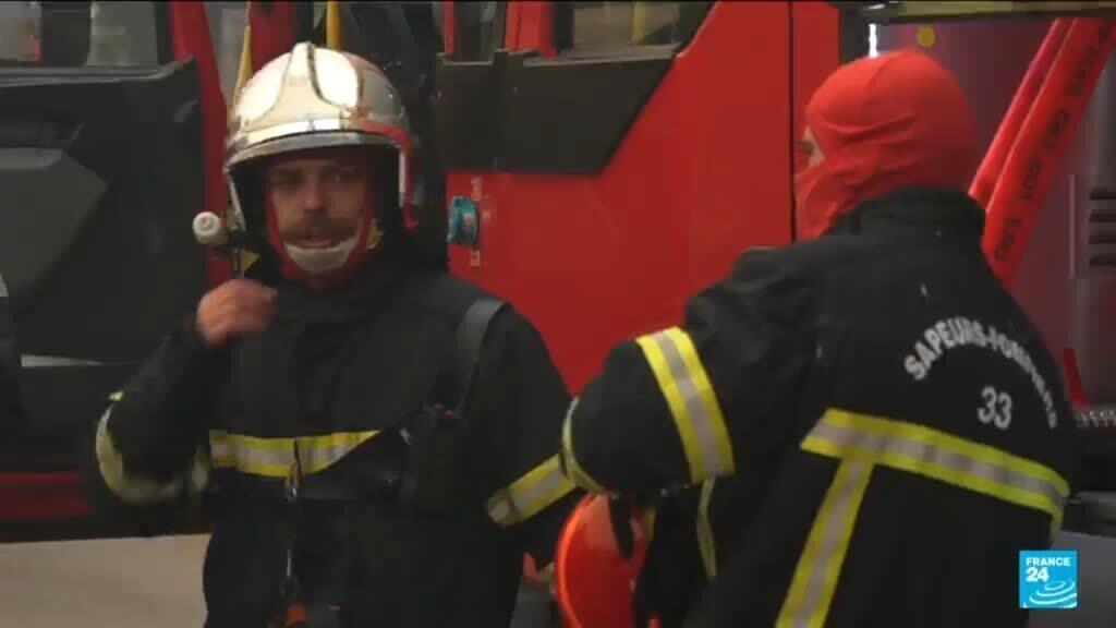 Video thumbnail for France : Firefighters face fatigue after days of relentless fighting