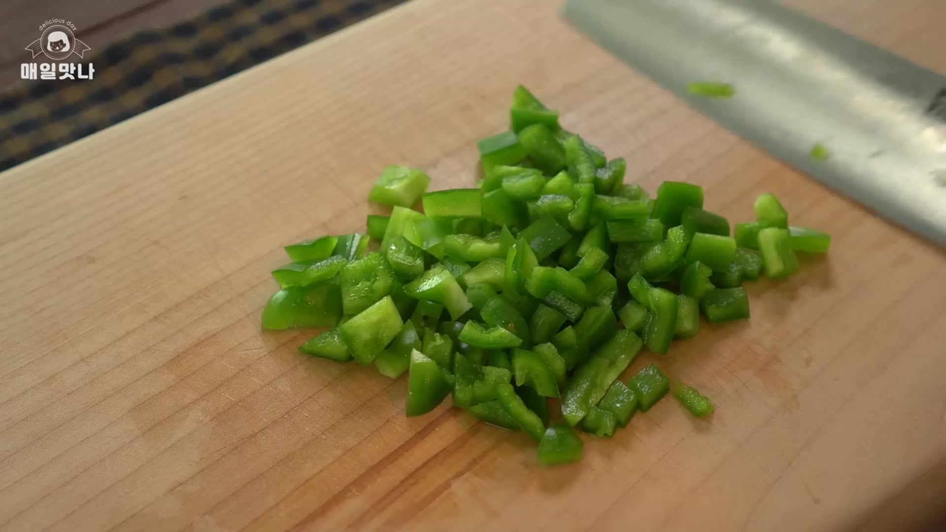 Video thumbnail for 피자의 신세계  또띠아롤 피자 만들기    쉬운데 맛도 정말 좋아요    부리또피자    Tortilla Roll Pizza  Easy Pizza Recipe(720P HD)