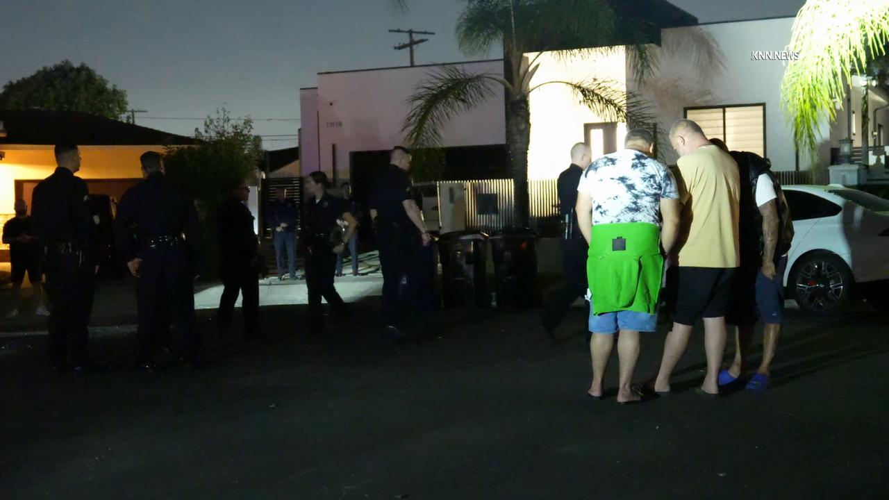 Video thumbnail for US, Los Angeles: North Hollywood Burglars Escape After Breaking into Home.