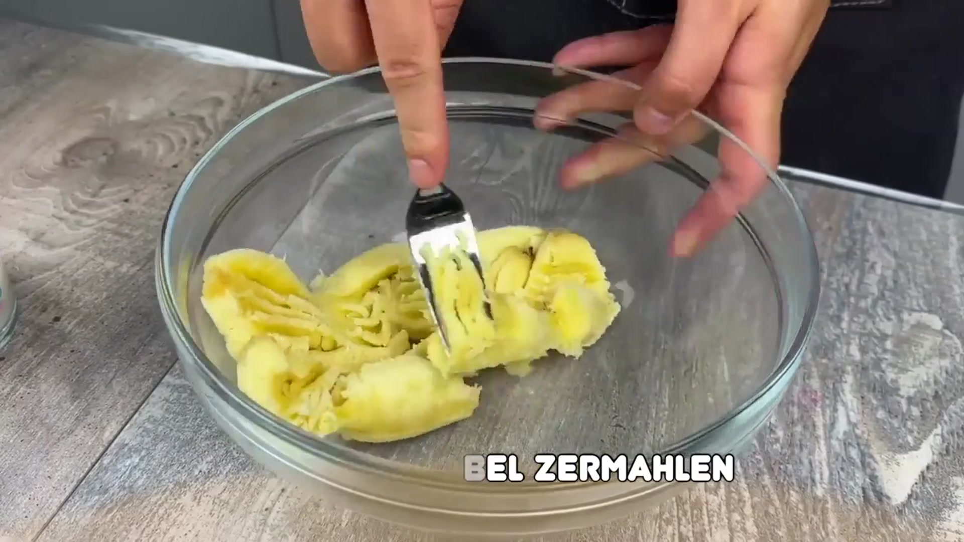 'Video thumbnail for Don't throw away spoiled bananas! Just add flour and it will be delicious!'