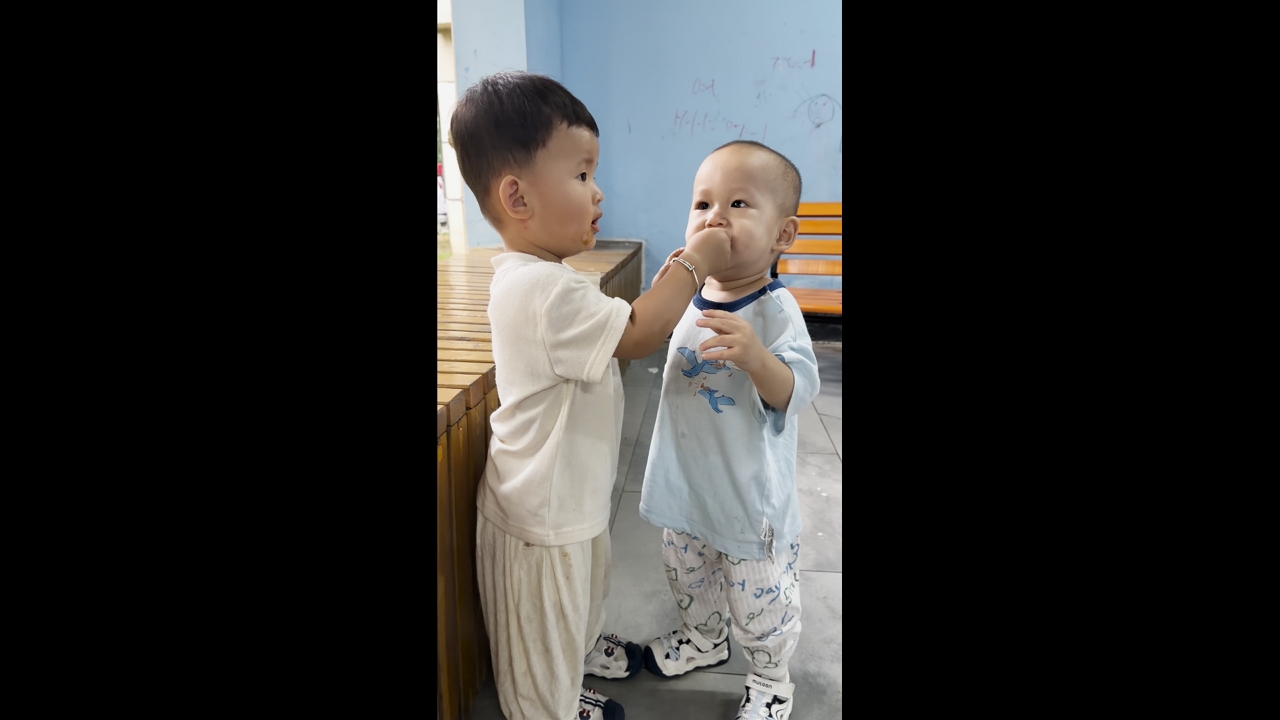 Video thumbnail for Toddler Shares Snack with Younger Sibling in Anhui