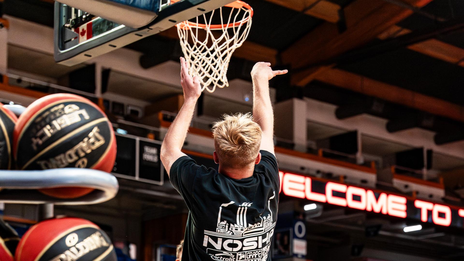 Video thumbnail for Most consecutive behind the backboard basketball shots  16 Tristan Jass