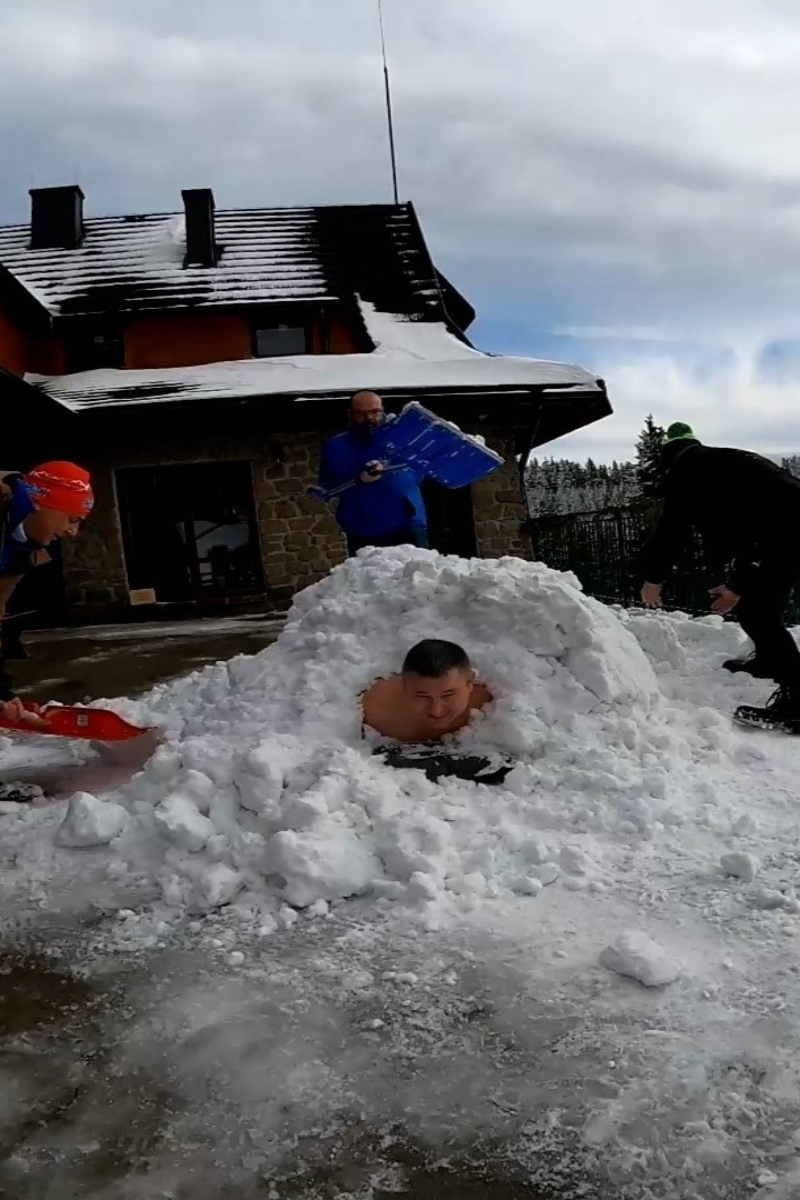 Video thumbnail for Longest time spent in full body contact with snow (male) - 2 hours 12 minutes and 12 seconds by Damian Kasprzyk