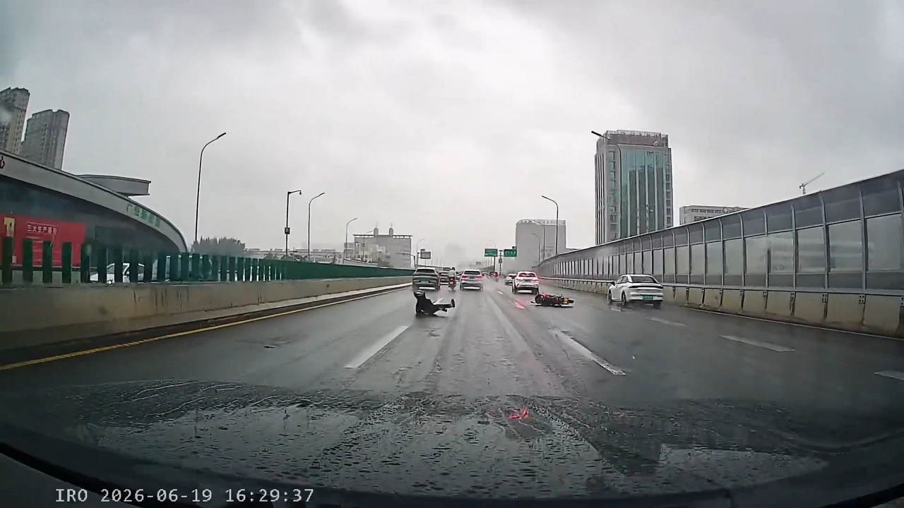 Video thumbnail for Motorcycle Slip-Up on Wet Road in Shandong!