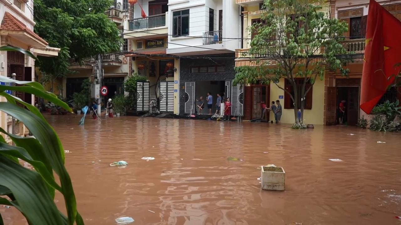 Video thumbnail for Vietnam: Vietnam deploys military to clear flood debris after Typhoon No. 4 batters Lang Son.