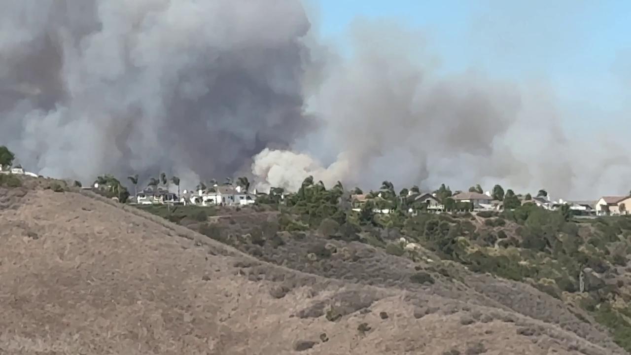 Video thumbnail for US: Wildfire Smoke Billows Right Behind Ridgetop Homes in San Clemente.