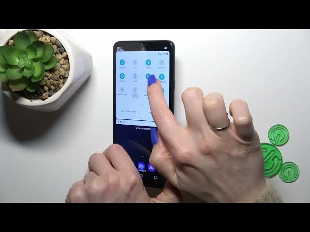 Video thumbnail for How to Switch On Flashlight on LG G7 Fit?
