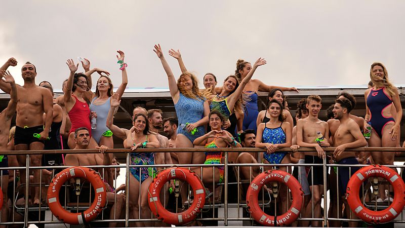 'Video thumbnail for More than 2,800 swimmers cross continents in Istanbul’s Bosphorus event'