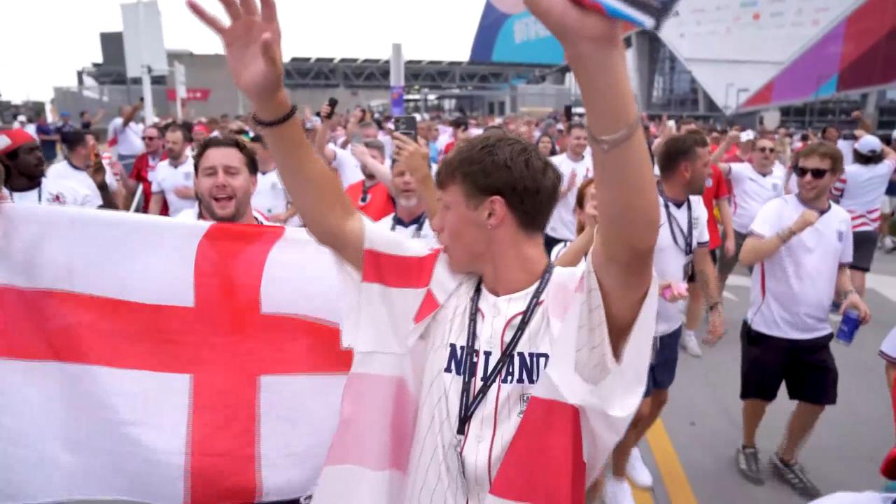Video thumbnail for US: England fans celebrate 2026 FIFA World Cup 2-1 victory over Congo.
