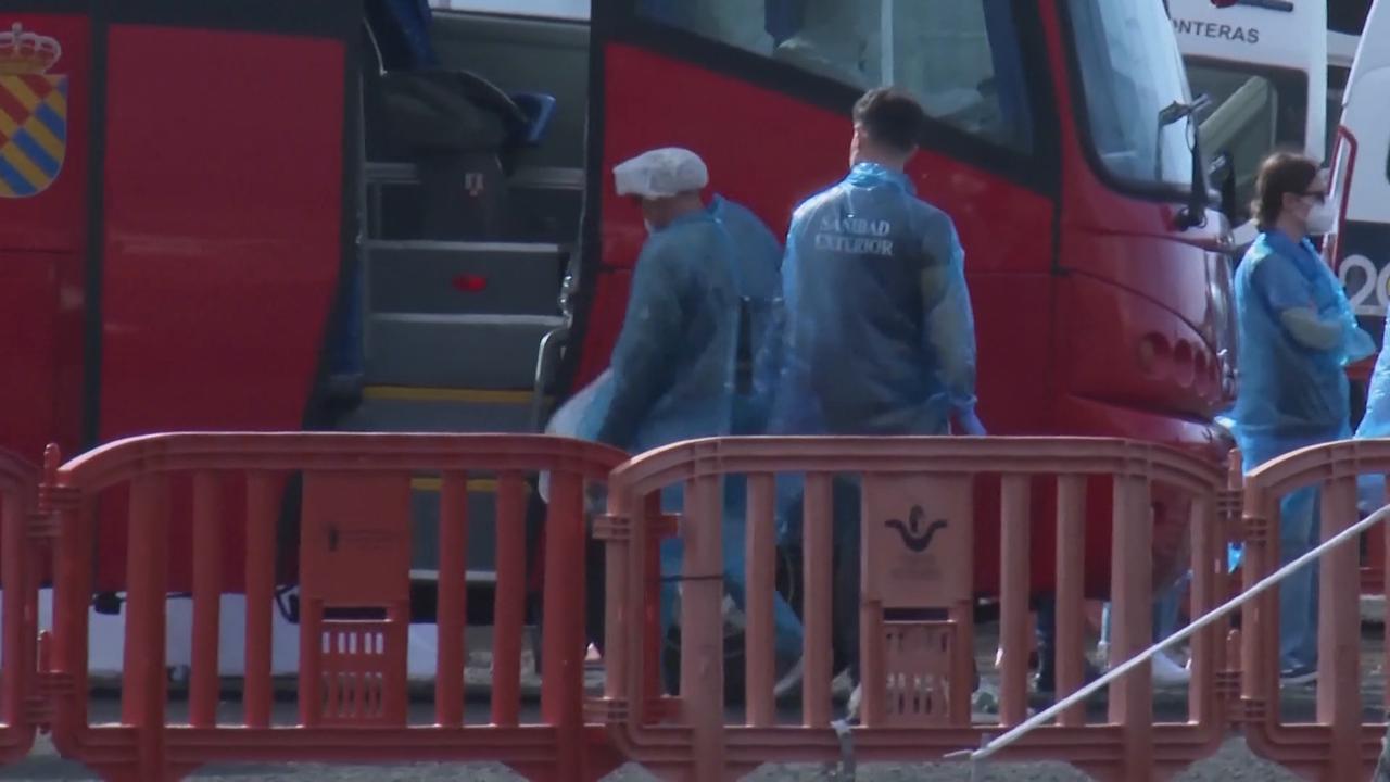 Video thumbnail for Spain: 94 people evacuated from hantavirus-hit cruise ship on Sunday: Spanish health official.