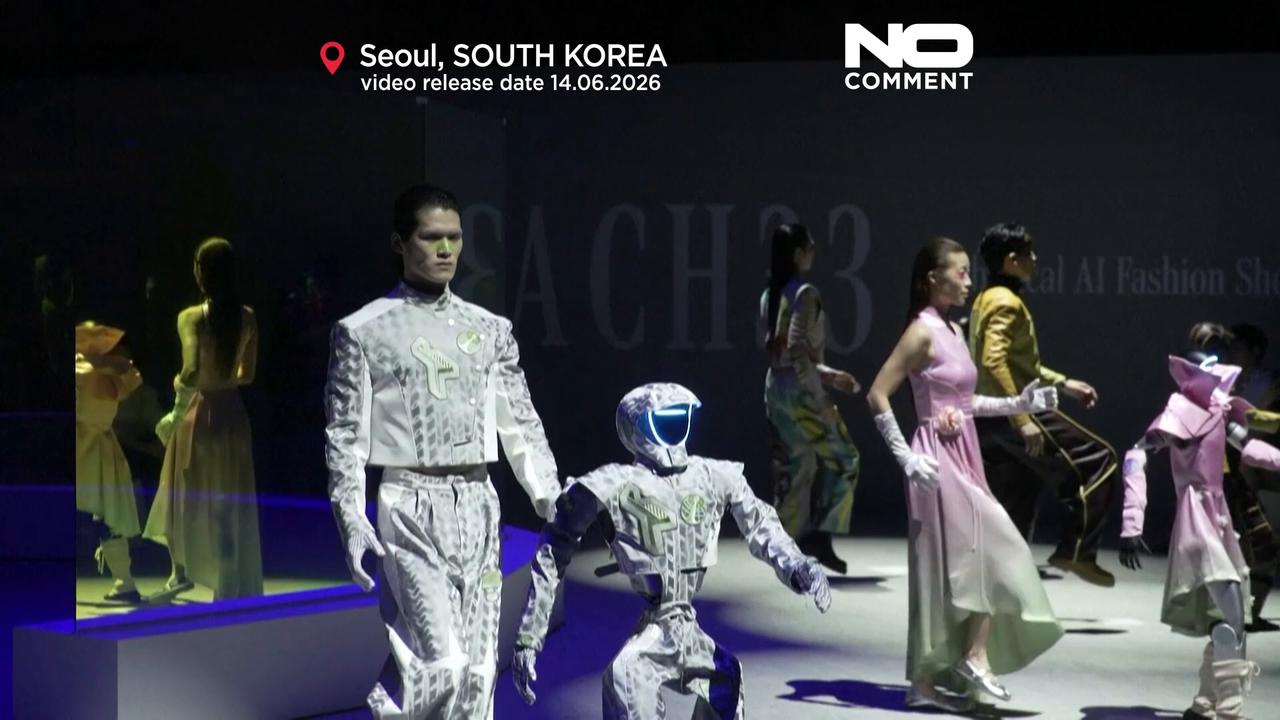 Video thumbnail for Humanoid robots join models at fashion show in Seoul