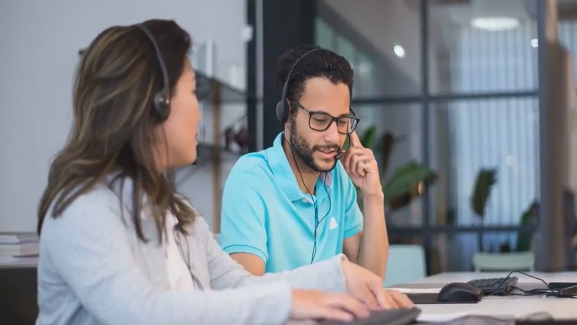 Video thumbnail for LiveAgent vs Freshdesk: Choosing the Best Help Desk Software for Your Business