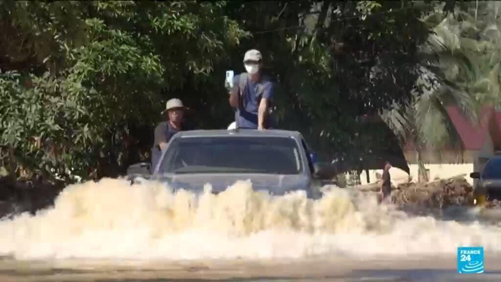 Video thumbnail for Pressure mounts on Indonesia to declare a national disaster after floods