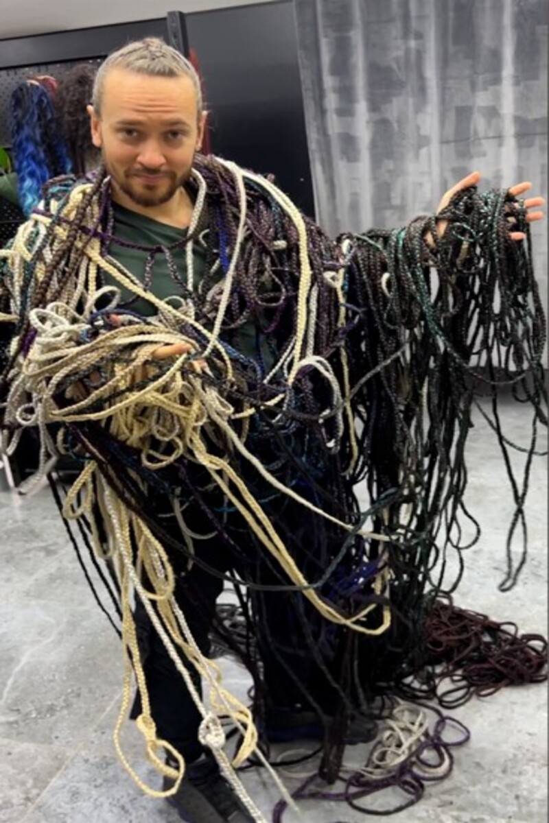 Video thumbnail for Longest hair extension (team)  490 metres (1607 ft 7.3 in)