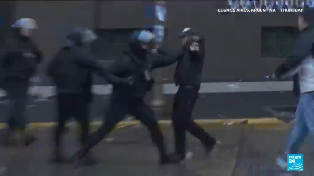 Video thumbnail for Argentina: Thousands protest private property legislation