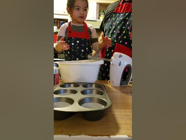 Video thumbnail for Making cupcakes