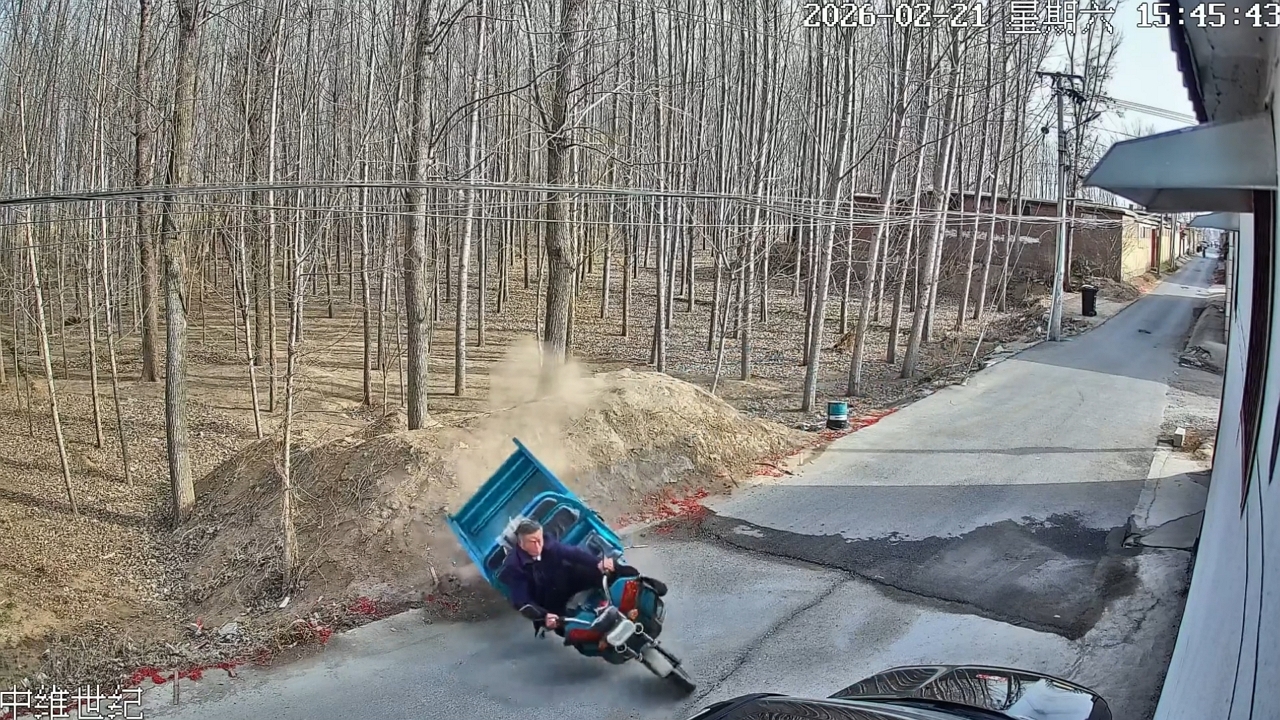 Video thumbnail for Elderly Driver Tips E-Bike Truck After Losing Control in Shandong