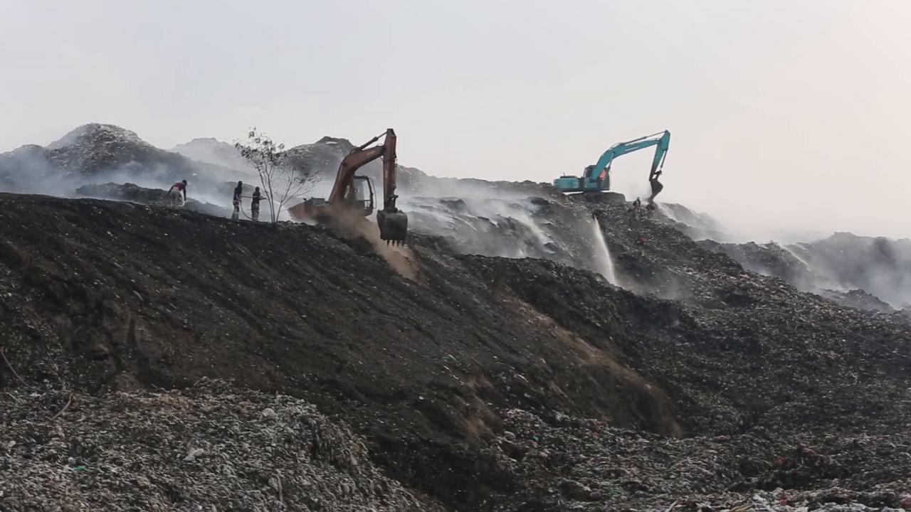 Video thumbnail for Indonesia: Firefighting efforts continue at landfill blaze in Indonesia.
