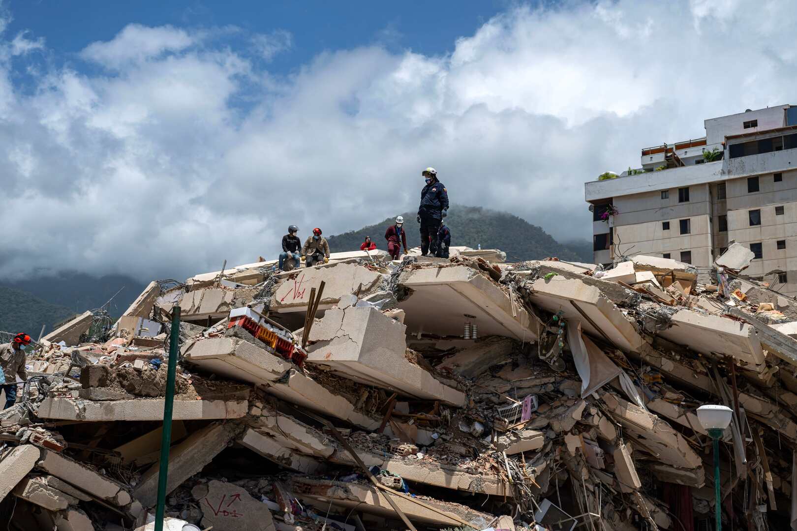 Video thumbnail for Venezuelan earthquake death toll rises amid increasingly dire search