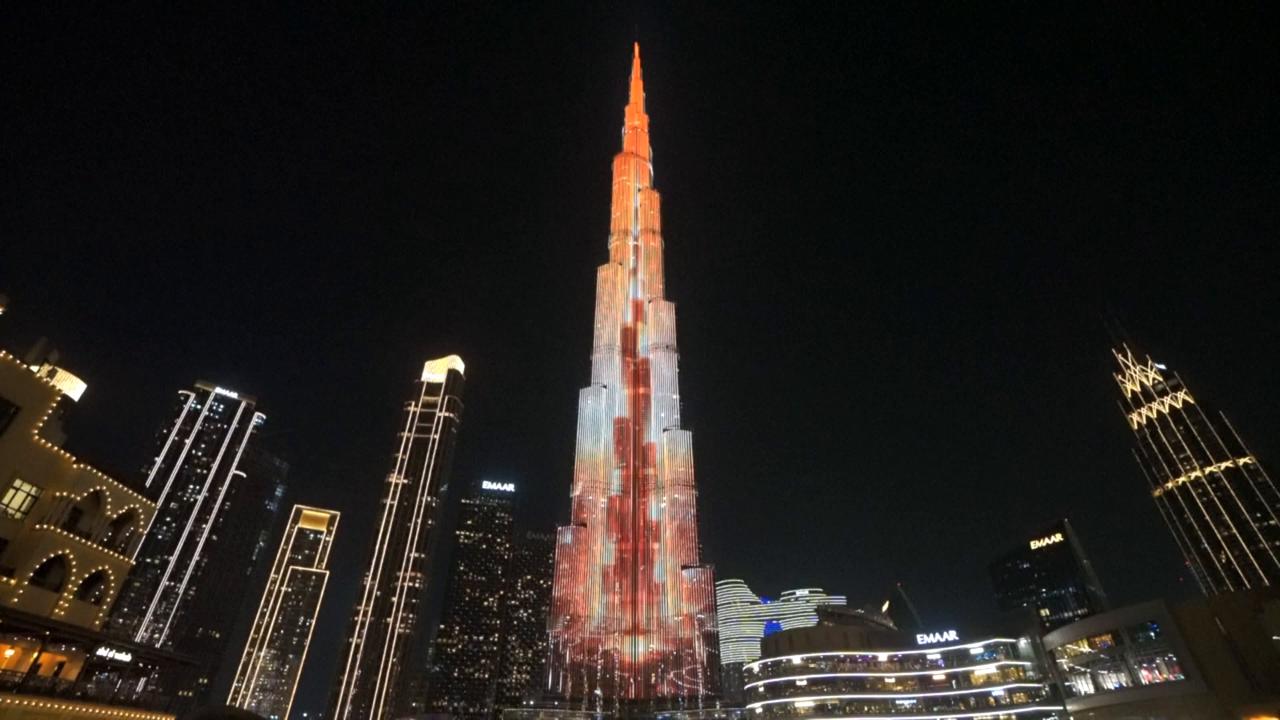Video thumbnail for UAE: CMG light show illuminates world's tallest building for China's National Day.