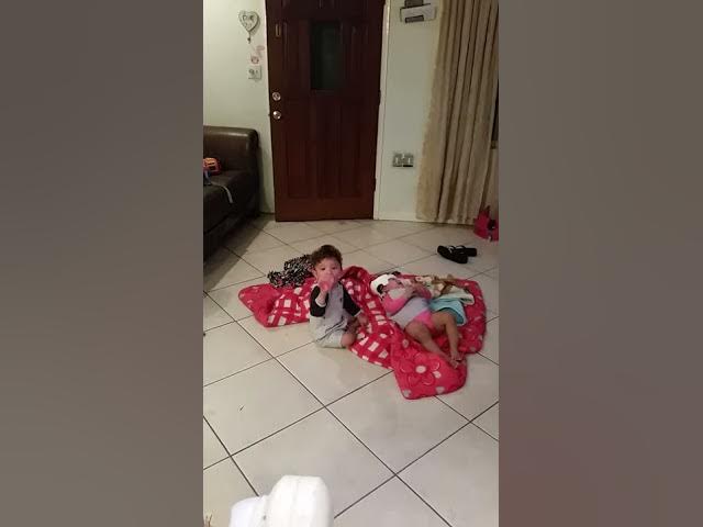 Video thumbnail for Bebe le quita el bibi de su hermana