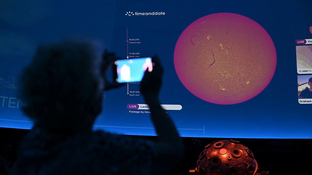 Video thumbnail for Germany: People in Berlin watch livestream of the partial solar eclipse at the Zeiss-Grossplanetarium.