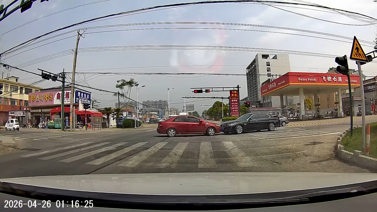 Video thumbnail for Narrow Escape at Chinese Intersection