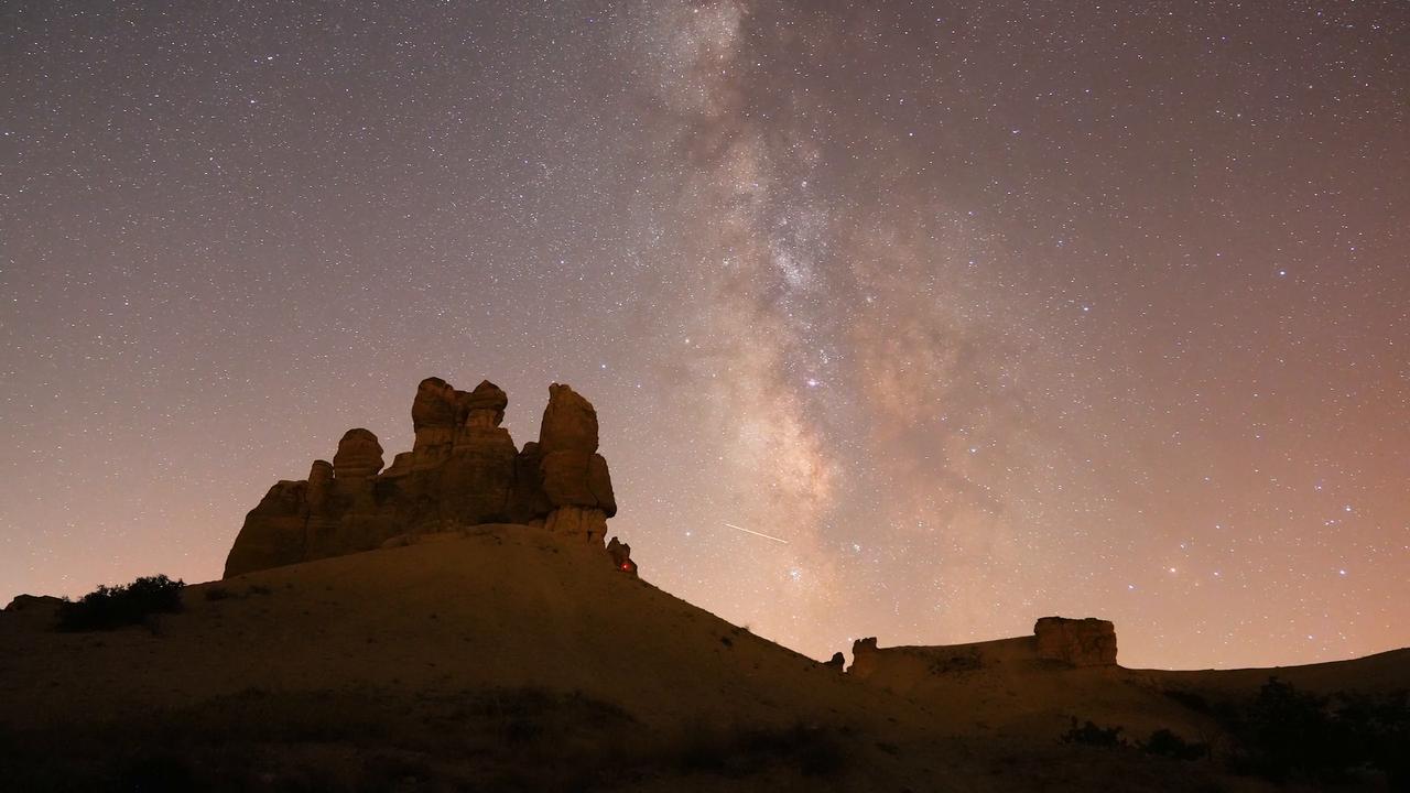 Video thumbnail for Türkiye: TIMELAPSE - Meteor shower lights up skies over central Türkiye's Konya.
