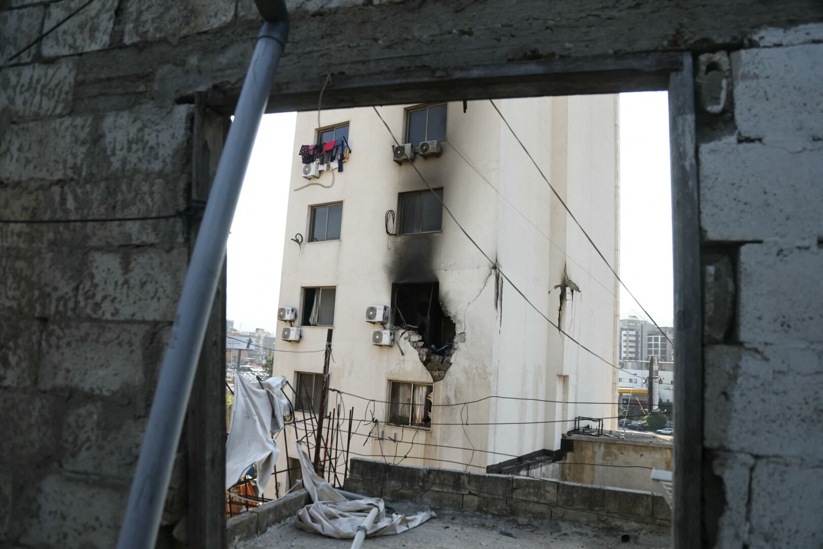 Video thumbnail for Israel strikes Lebanon: Residential building hit in eastern Beirut
