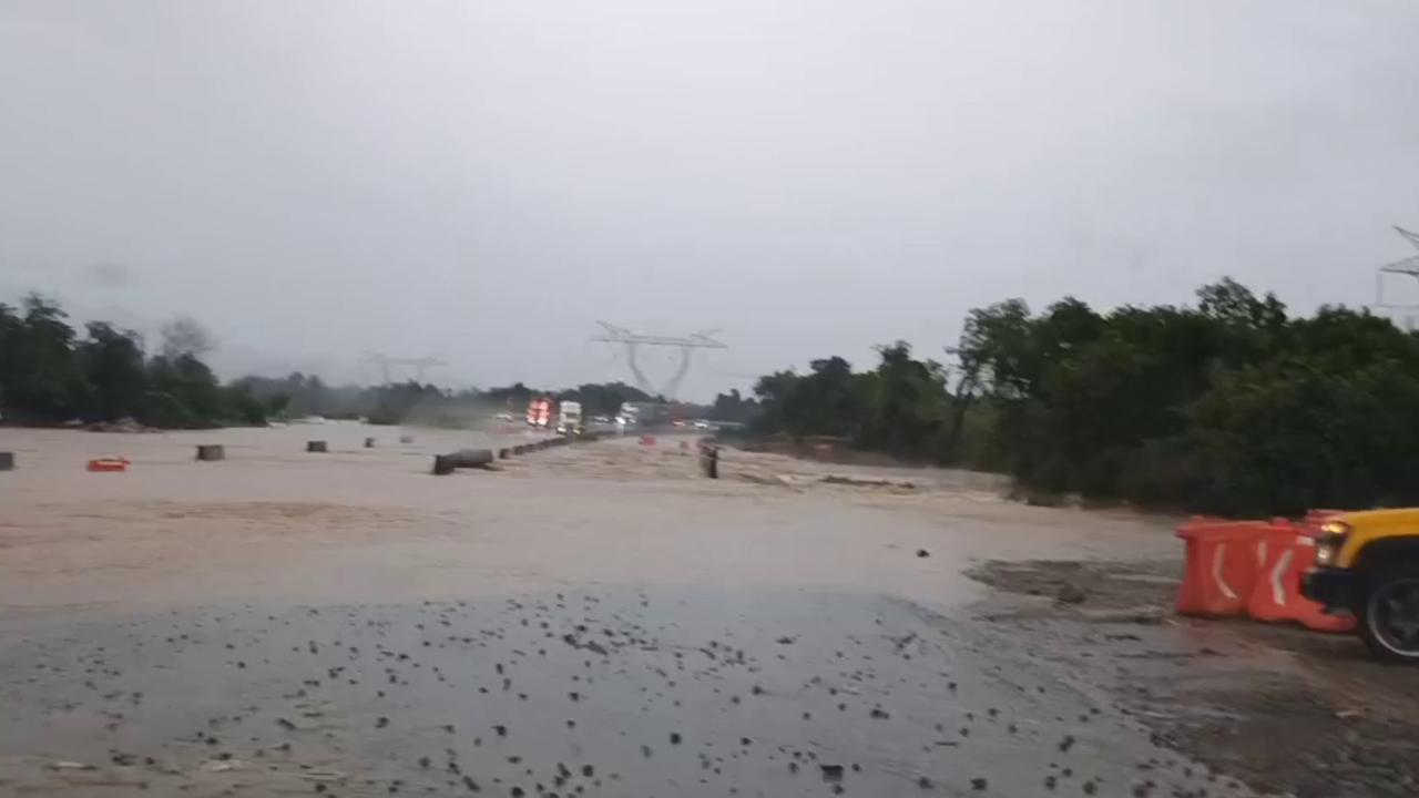 Video thumbnail for Mexico: Hurricane Simon Floods Major Highway In Mexico As Muddy Water Sweeps Across Bridge.