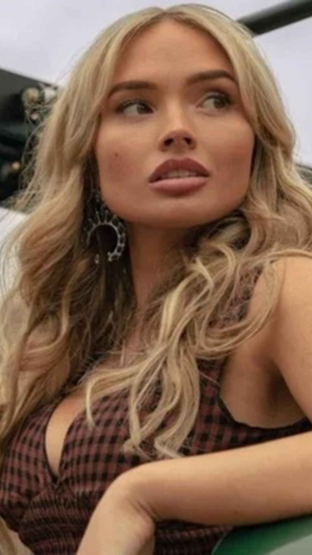 Video thumbnail for Dutton Ranch Star Natalie Alyn Lind's Bleach-Blond Locks Aren't Her Natural Hair Color