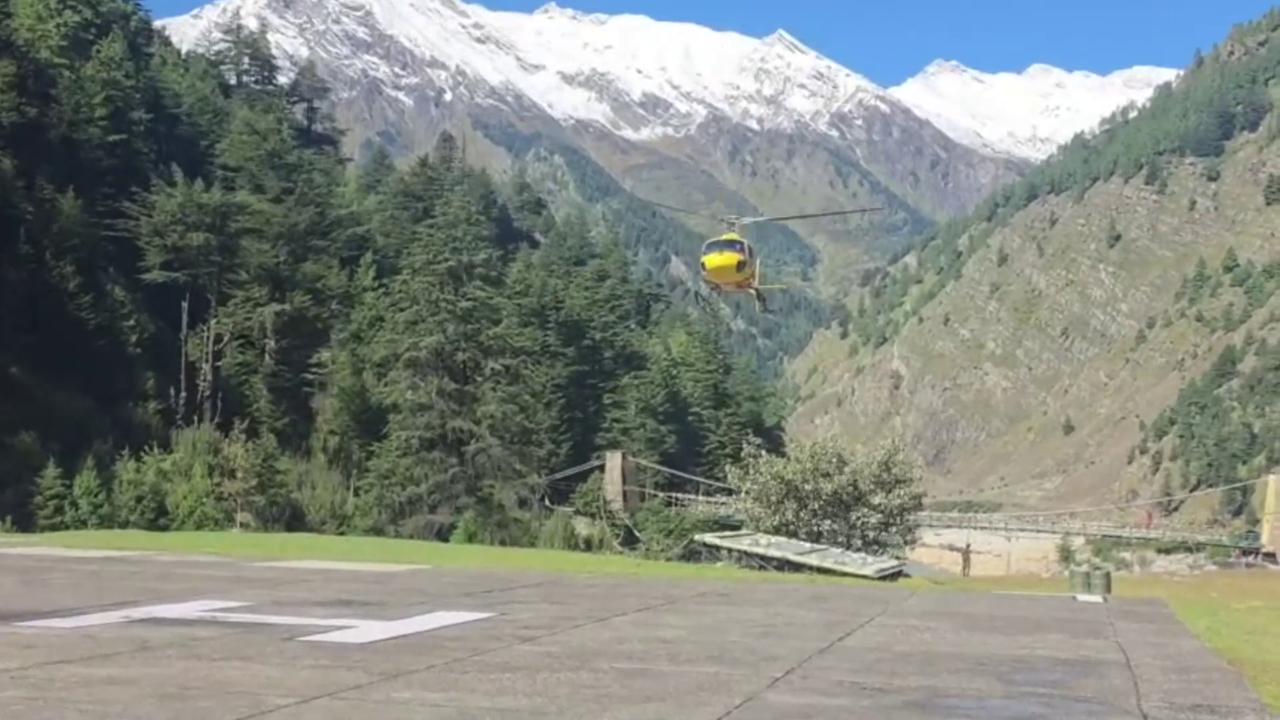 Video thumbnail for India: Helicopters Rescue Trekkers Stranded on Himalayan Route by Heavy Snow.