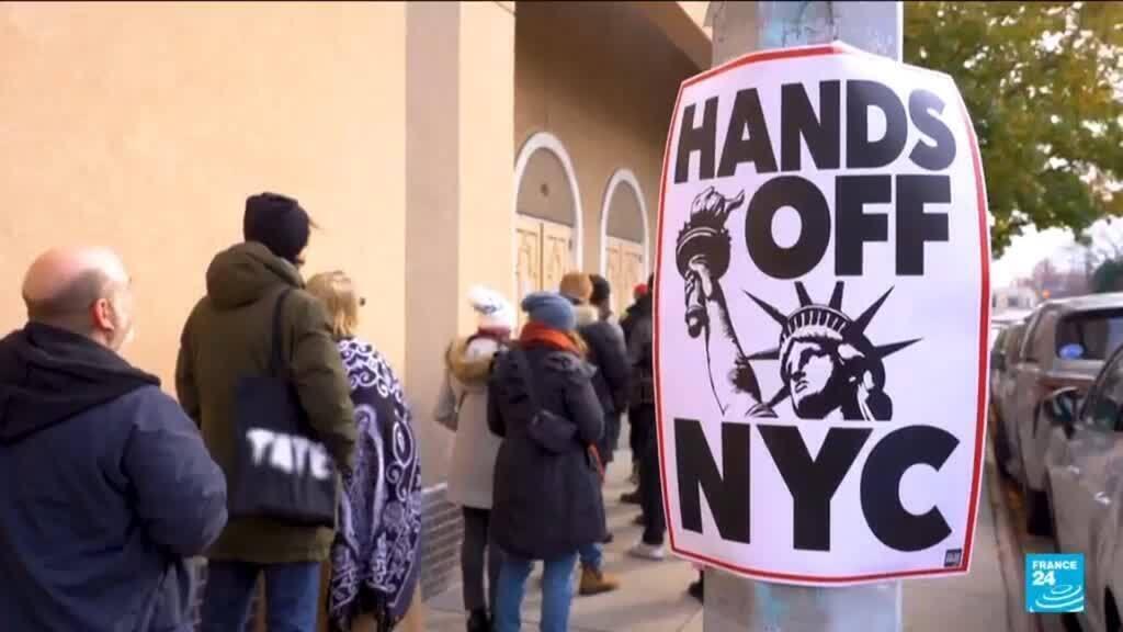 Video thumbnail for USA: New York community organises anti-ICE training sessions