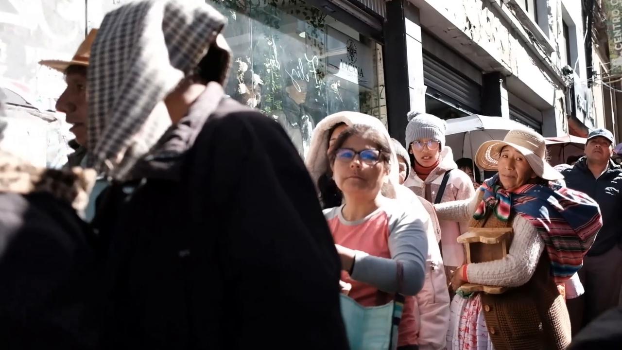 Video thumbnail for Bolivia: Food and fuel shortages trigger long lines in Bolivia.