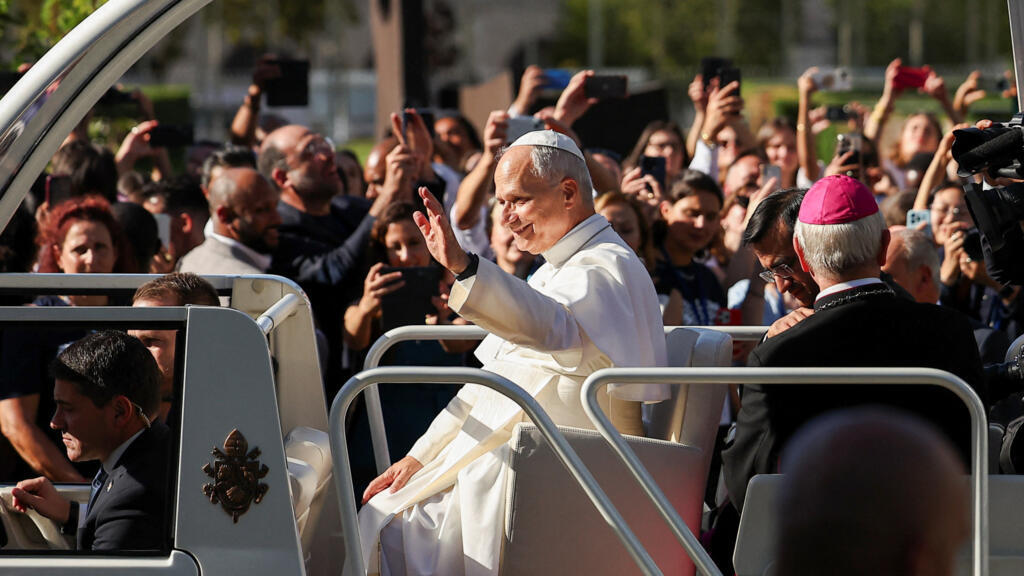 Video thumbnail for Pope Leo XIV rides through Paris in the popemobile to Notre-Dame
