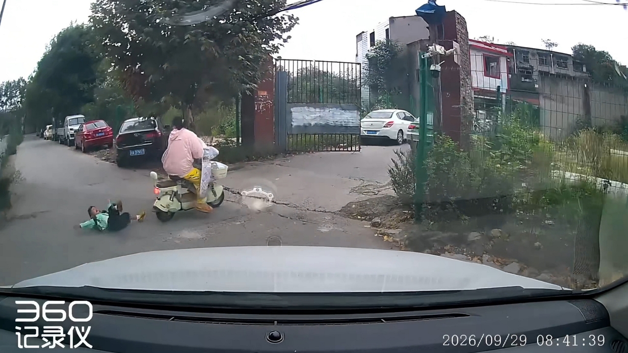 Video thumbnail for Child Falls Off Electric Scooter on Uneven Road in Chengdu