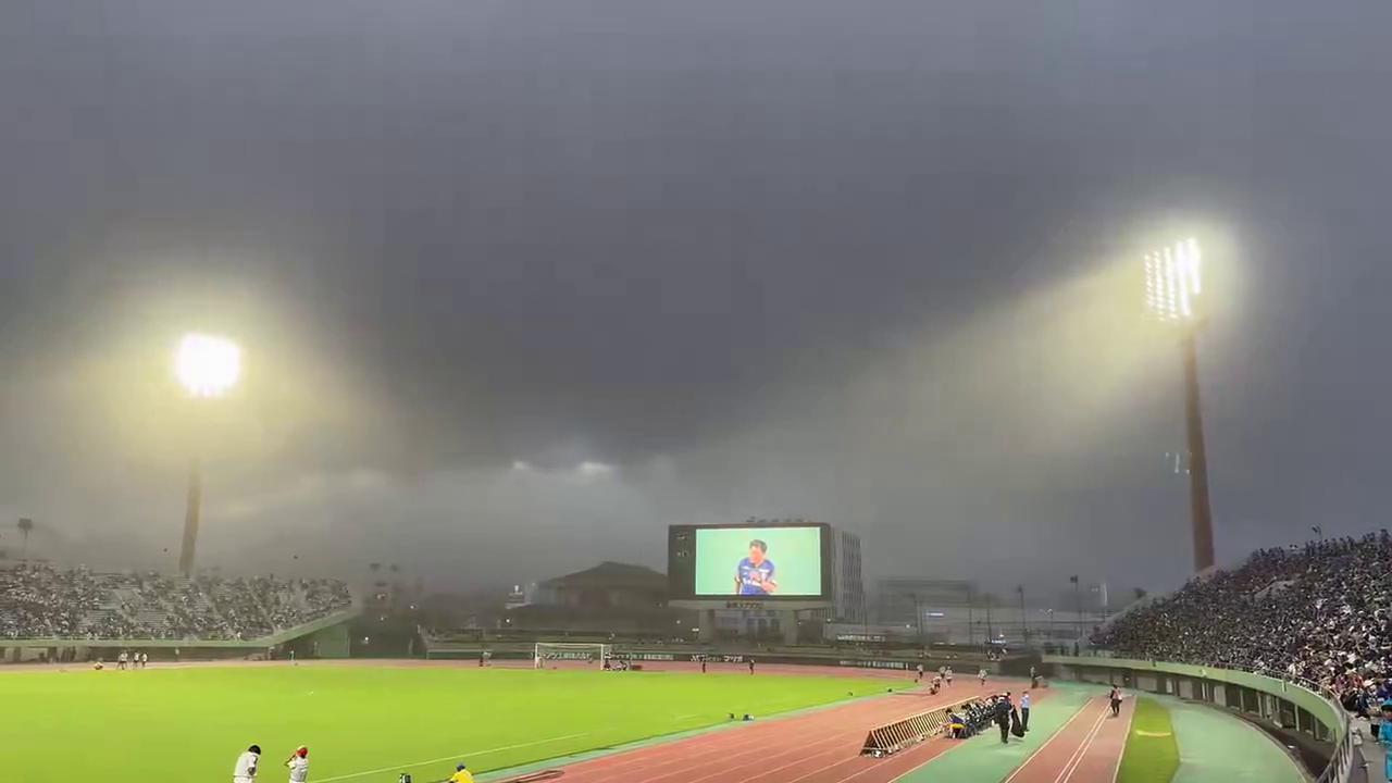 Video thumbnail for Japan: Ash Blankets Kagoshima City After Sakurajima Volcano Erupts.